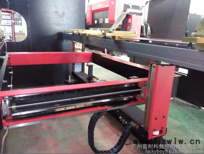 中國品牌  一家專業(yè)做數(shù)控折彎機的廠家 采用德國核心技術 普耐柯折彎機 行業(yè)質的機械 精度更 使用壽命更長久