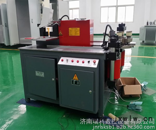 濟南瑞利 數(shù)控多功能銅排校平機 經(jīng)濟型母線機 母線沖剪壓花機 母線彎排機 數(shù)控多功能銅排加工機