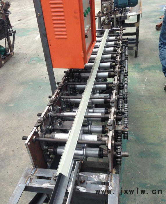 眾騰壓瓦機(jī)直接銷售復(fù)合機(jī)，陰角機(jī)及壓瓦機(jī)設(shè)備
