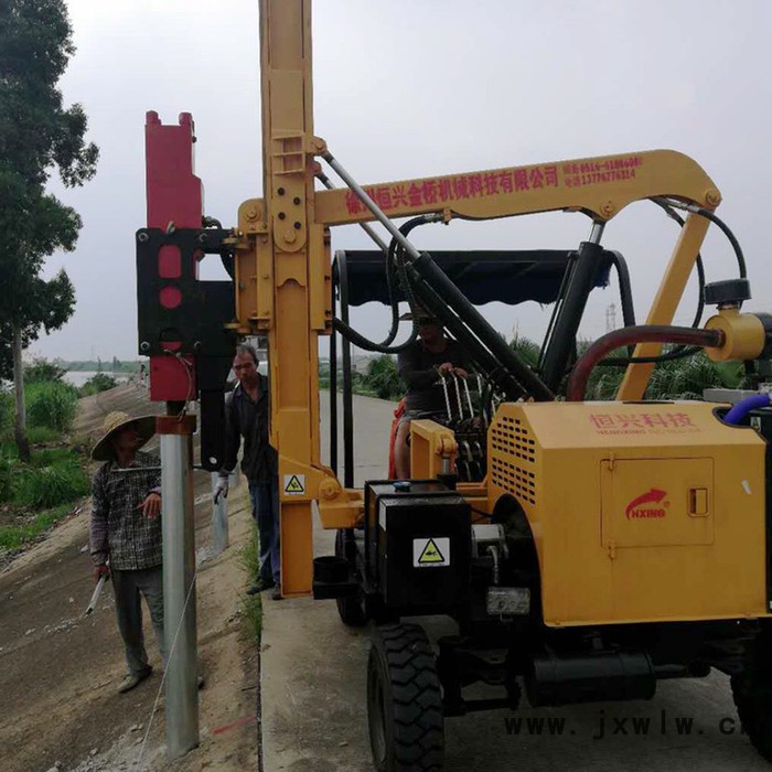公路護(hù)欄立柱打樁機(jī)公路防護(hù)欄地面打孔機(jī)