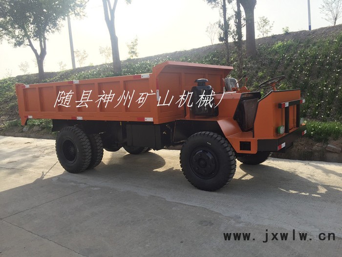 載重15噸六輪礦用車，大馬力中冷增壓發(fā)動機(jī)，18檔帶高低速變速箱，液壓方向，雙液壓自卸油缸，礦山加強(qiáng)型輪胎