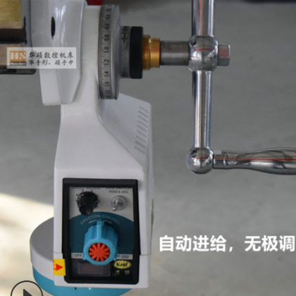 一臺(tái)山東炮塔銑床要什么價(jià)格？配置三軸數(shù)顯工作臺(tái)x走刀平口鉗