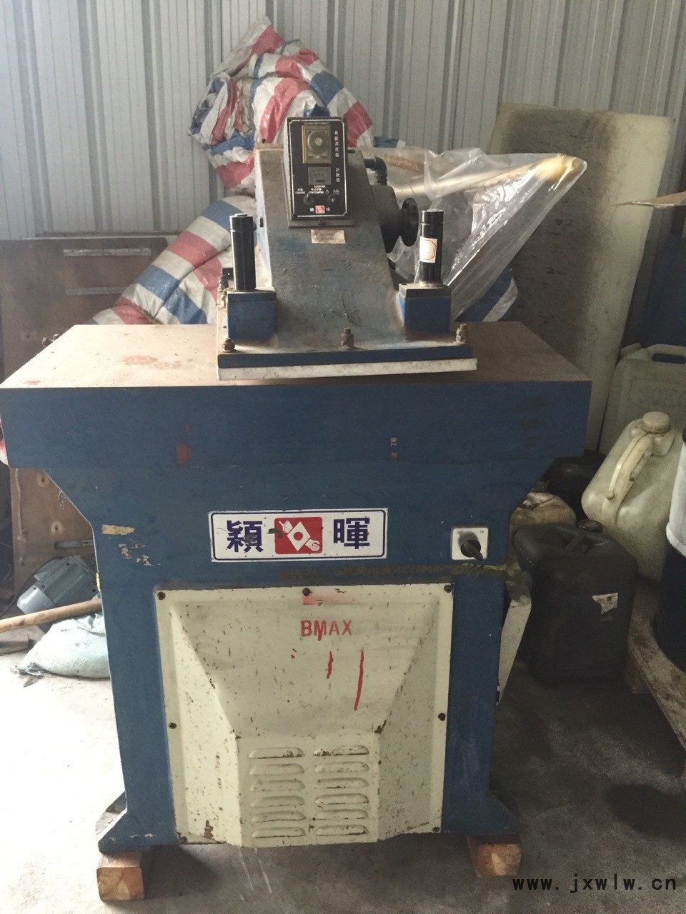影飛搖臂裁斷機(jī).2